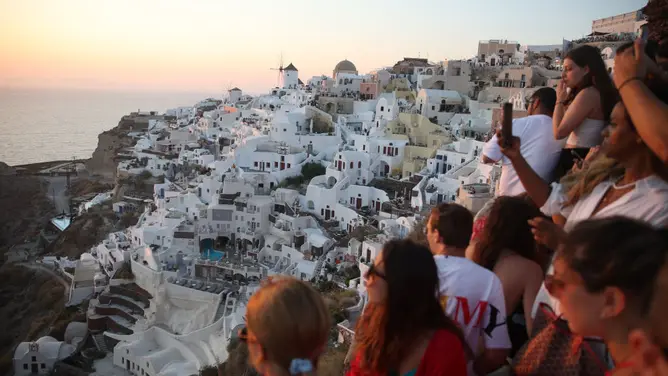 Santorini on Edge Officials Warn of Potential Major Earthquake Amid Rising Tremors